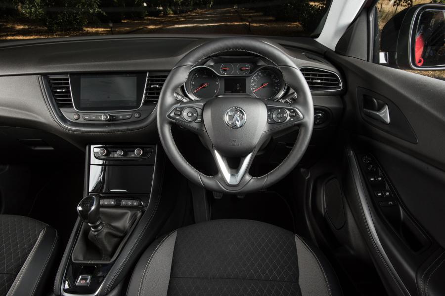 Панель приборов Vauxhall Grandland X Turbo D 2017 года  (фото 17 из 20)
